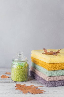 Açık renkli renkli banyo Havlu yığını. 