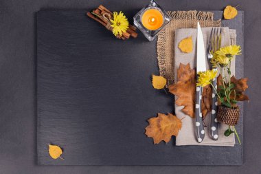 Şükran günü için sonbahar dekorasyonu ile Tablo ayarı.