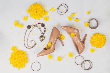 Sarı çiçek ve Bayan aksesuarlar ile kadın çalışma alanı