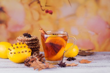 Cam fincan limonlu sonbahar sıcak çay.