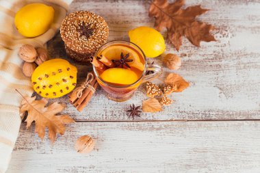 Cam fincan limonlu sonbahar sıcak çay.