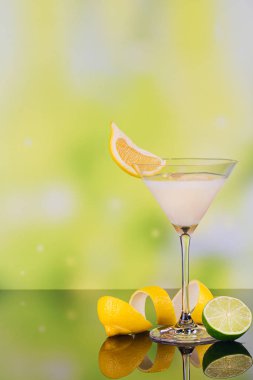 Kireç ve yeşil zemin üzerine limon ile krema likör bardak