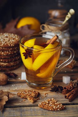 Cam fincan limonlu sonbahar sıcak çay.