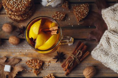 Cam fincan limonlu sonbahar sıcak çay.