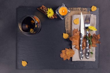 Şükran günü için sonbahar dekorasyonu ile Tablo ayarı.