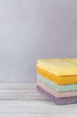 Açık renkli renkli banyo Havlu yığını. 