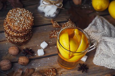 Cam fincan limonlu sonbahar sıcak çay.