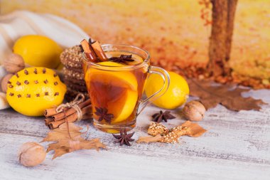 Cam fincan limonlu sonbahar sıcak çay.