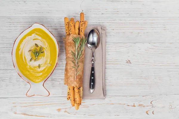Гарбузовий суп з вершками та гарбузовим насінням — стокове фото