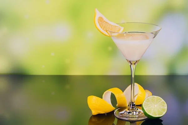 Bicchieri di liquore alla panna con lime e limone su fondo verde — Foto Stock