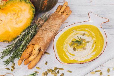 Krem ve kabak çekirdeği kabak çorbası