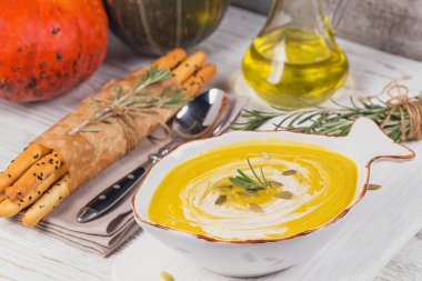 Krem ve kabak çekirdeği kabak çorbası