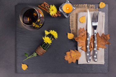 Şükran günü için sonbahar dekorasyonu ile Tablo ayarı.