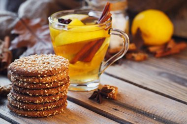 Cam fincan limonlu sonbahar sıcak çay.