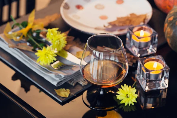 Tischdekoration mit Herbstdekoration zum Erntedank. — Stockfoto