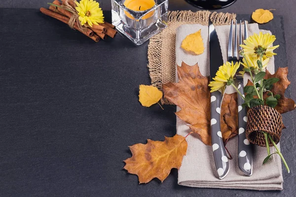 Tischdekoration mit Herbstdekoration zum Erntedank. — Stockfoto