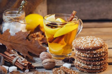 Cam fincan limonlu sonbahar sıcak çay.