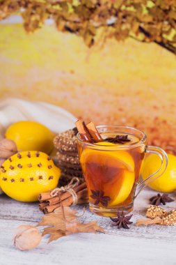 Cam fincan limonlu sonbahar sıcak çay.