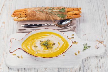 Krem ve kabak çekirdeği kabak çorbası