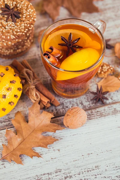 Podzimní horký čaj s citronem ve skleněném pohárku. — Stock fotografie