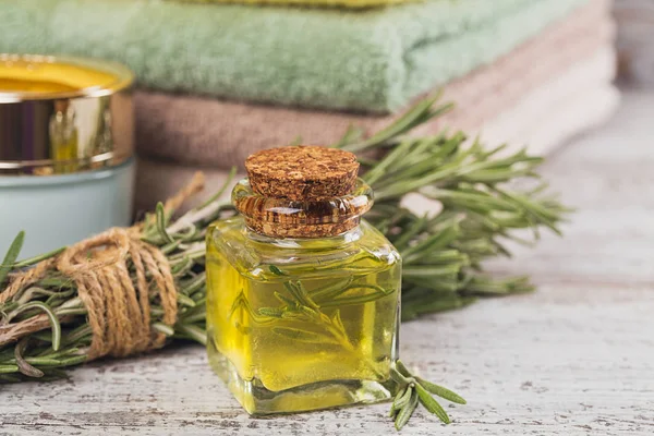 Natuurlijke cosmetische olie en natuurlijke handgemaakte zeep met rozemarijn op — Stockfoto