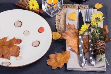Şükran günü için sonbahar dekorasyonu ile Tablo ayarı.