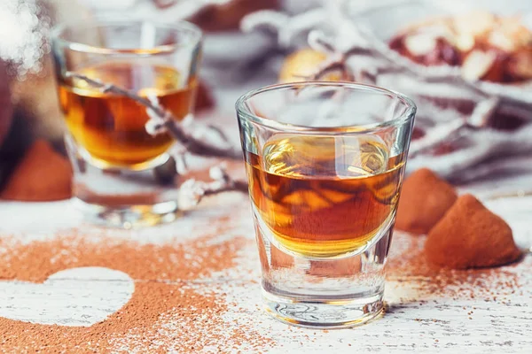 Viski ya da likör, trüf çikolata şekerleme kakao tozu içinde bir