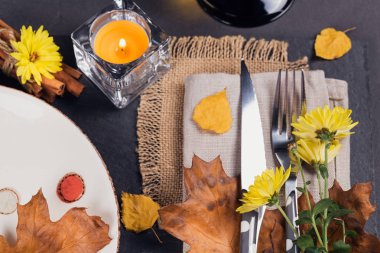 Şükran günü için sonbahar dekorasyonu ile Tablo ayarı.