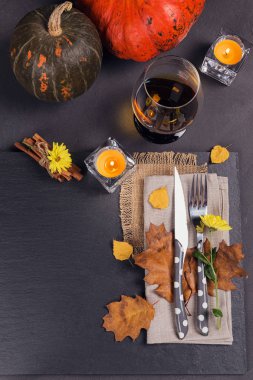 Şükran günü için sonbahar dekorasyonu ile Tablo ayarı.