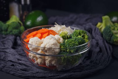 Koyu arka plan üzerinde taze organik sebze. Vejetaryen yiyecekler sekmesi