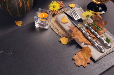 Şükran günü için sonbahar dekorasyonu ile Tablo ayarı.