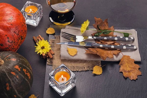 Tischdekoration mit Herbstdekoration zum Erntedank. — Stockfoto
