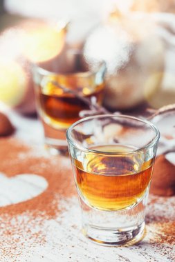 Viski ya da likör, trüf çikolata şekerleme kakao tozu içinde bir