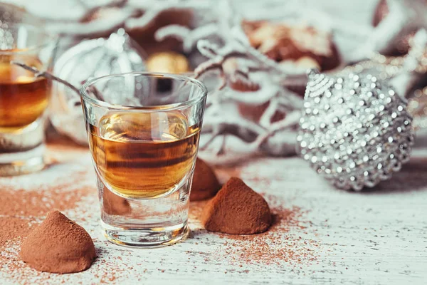 Whisky eller likör, tryffel choklad godis i kakaopulver en — Stockfoto