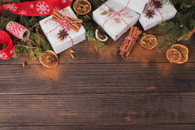 Süslemeleri ve hediye kutularıyla Noel arkaplanı