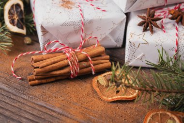 Süslemeleri ve hediye kutularıyla Noel arkaplanı