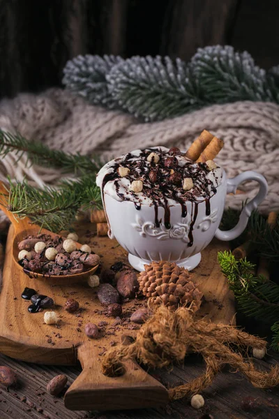 Weihnachts- oder Neujahrskomposition mit heißer Schokolade oder Kakao — Stockfoto