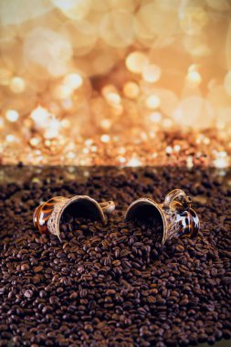 kahve fincanı kavrulmuş kahve çekirdekleri ile tam. 