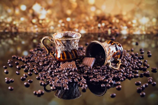 Φλιτζάνι καφέ γεμάτο φρυγμένους κόκκους καφέ. — Φωτογραφία Αρχείου