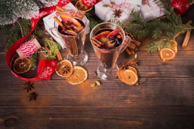 Meyve, tarçın, anason ve süslemeleri ile mulled şarap