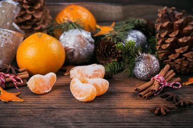 Baharat ve Noel dekorasyonu ile taze mandalina