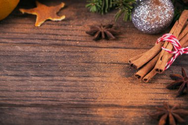 Baharat ve Noel dekorasyonu ile taze mandalina