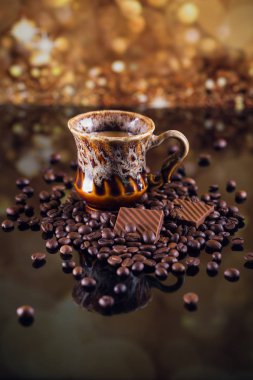 Kahve kavrulmuş kahve çekirdekleri yığını.