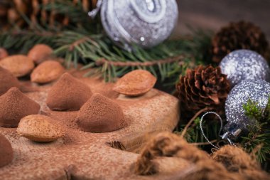 Ev yapımı çikolata truffles, fındık, badem ve kakao tozu