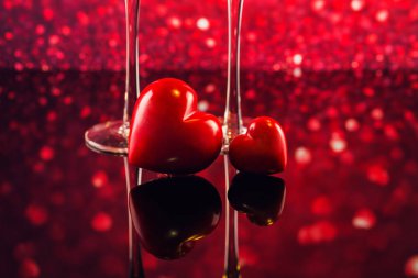 İki bardak şampanya kırmızı kalpli bokeh adam üzerinde şekil