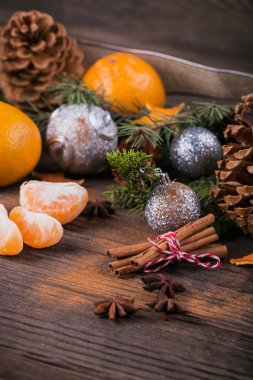 Baharat ve Noel dekorasyonu ile taze mandalina
