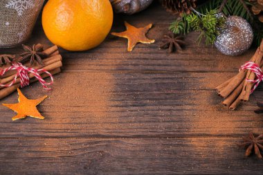 Baharat ve Noel dekorasyonu ile taze mandalina