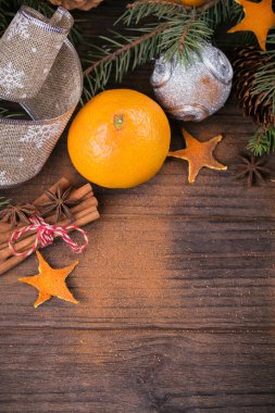 Baharat ve Noel dekorasyonu ile taze mandalina