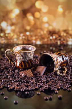 Fincan kahve ve Kupası kavrulmuş kahve çekirdekleri tam. 