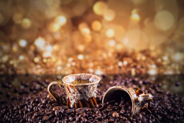 Fincan kahve ve Kupası kavrulmuş kahve çekirdekleri tam. 